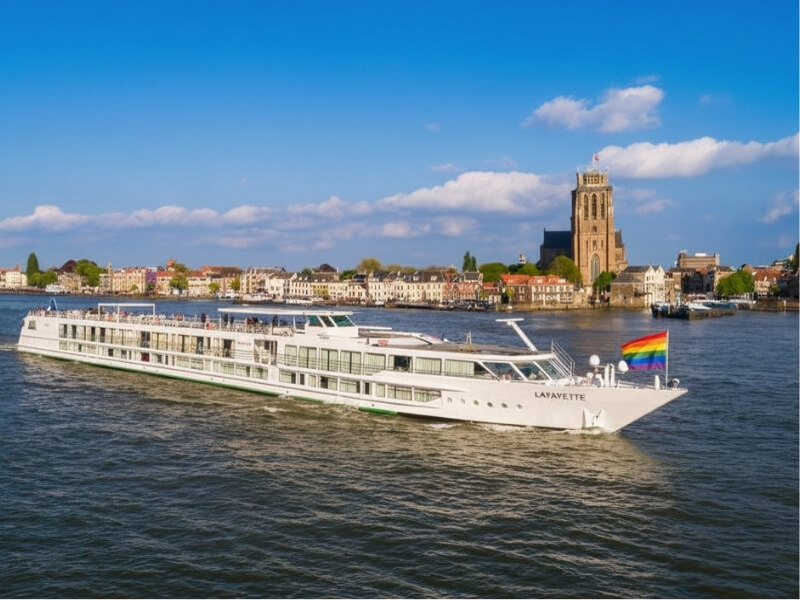 MS Lafayette naviguant sur un fleuve entre Bruxelles et Amsterdam pour la croisière WorldPride 2026 organisée par Voyati Voyage.